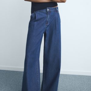Wide-leg pleated jeans