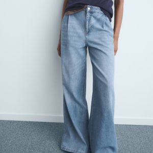 Wide-leg pleated jeans