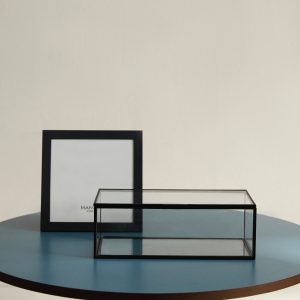 Small jewelry box with metal profile