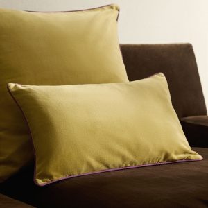 Velvet cushion cover with contrasting piping 30x50 cm