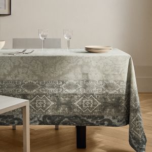 Damask-print cotton tablecloth for 8 to 10 diners