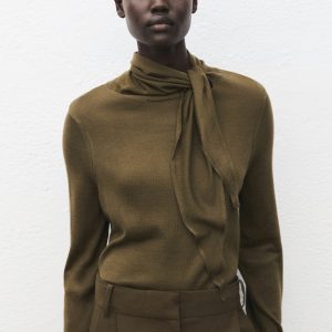 Turtleneck sweater with knot