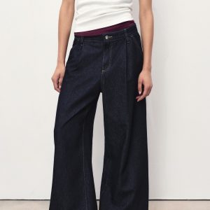 Wide-leg pleated jeans