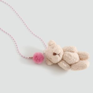 Contrasting necklace