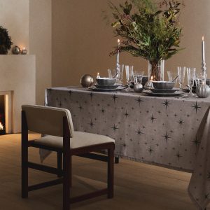 Cotton tablecloth with star pattern for 6 to 8 diners