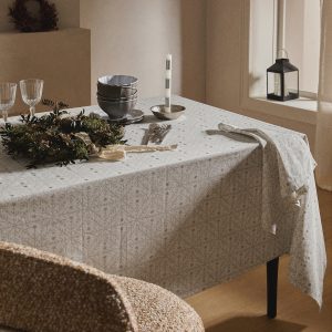 Tablecloth with Christmas snowflake printed motif for 2 to 4 diners