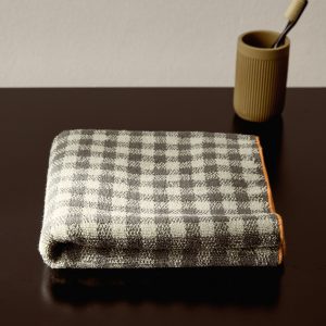 Cotton check-print washbasin towel with overlock stitching