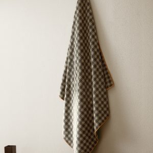 Cotton check-print bath towel with overlock stitching