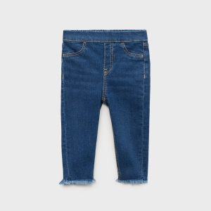 Skinny jeans with frayed hem