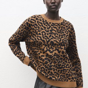 Leopard-print knitted sweater