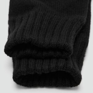 Knitted gloves
