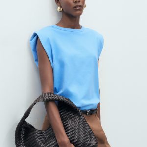 Short-sleeved t-shirt with shoulder pads