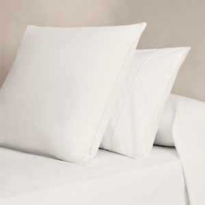 Two 500-thread count cotton percale pillowcases with rounded piping detail 50x75 cm