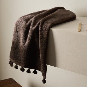 Washbasin towel with pom-pom