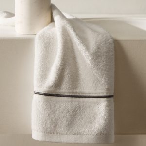Cotton hand towel with embroidered scalloped edge
