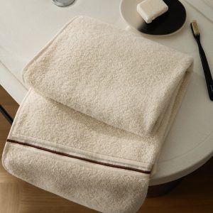 Cotton hand towel with embroidered scalloped edge