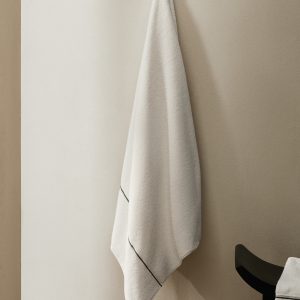 Cotton bath towel with embroidered scalloped edge