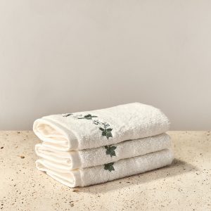 Pack of 3 towels with embroidered flower