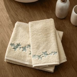 Bath towel with embroidered flower