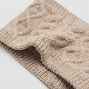 Cable-knit scarf
