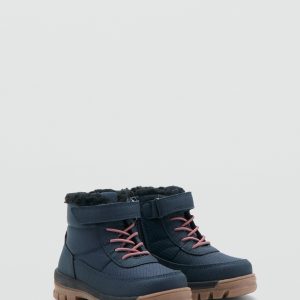 Lace-up mountain boots