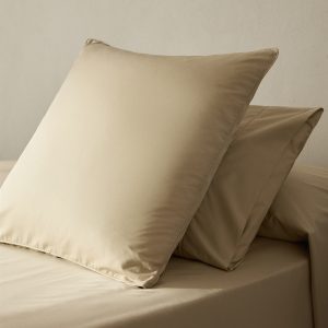 Two 500-thread count cotton percale pillowcases with rounded piping detail 50x75 cm