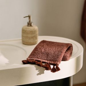 Guest towel with pom-pom