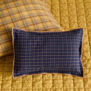 Children's cushion cover with checked pattern and overlock stitching 20x30 cm