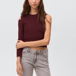 Asymmetrical t-shirt with cut-out