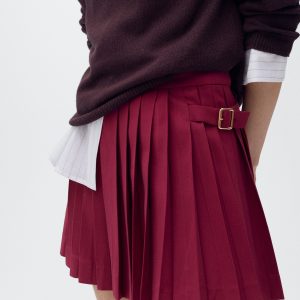 Pleated skirt with buckles