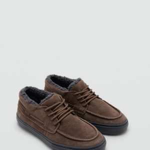 Lace-up leather shoes