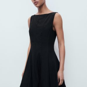 Boat-neck dress with pleats