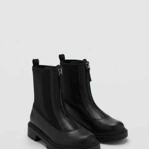 Zipped leather ankle boots