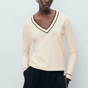 Contrasting V-neck sweater