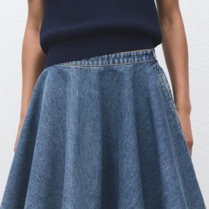 Short denim skirt