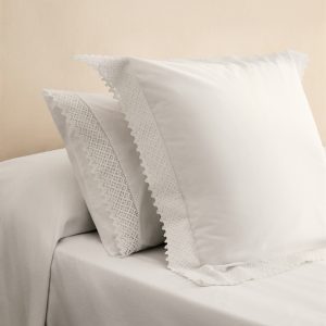 Two pillowcases with lace detail 50x75 cm