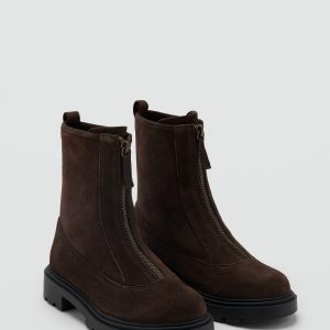 Zipped leather ankle boots