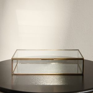 Medium box with metal profile