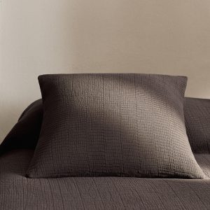 Garment-dyed cushion cover with hem 50x50 cm