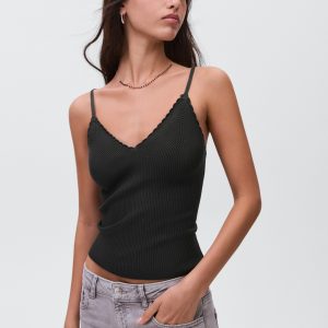 Knitted top with waves