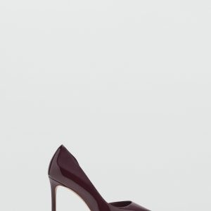 Asymmetrical patent leather court shoes
