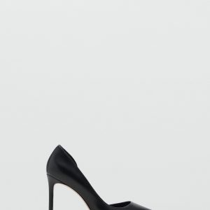 Asymmetrical heeled shoes