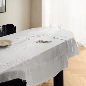 Hand-embroidered oval linen tablecloth for 6 to 8 diners
