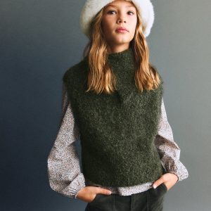 Turtleneck knitted vest