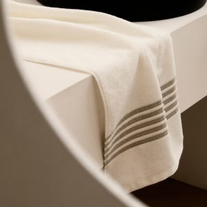 Bath towel with contrasting trim