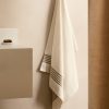 Linen bath towel with contrasting trim