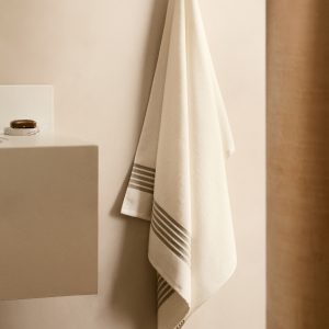 Linen bath towel with contrasting trim