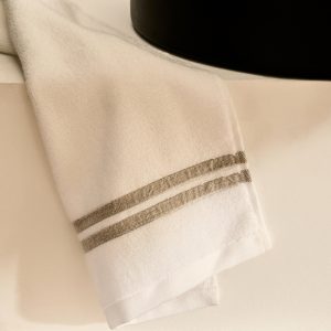 Linen hand towel with contrasting trim