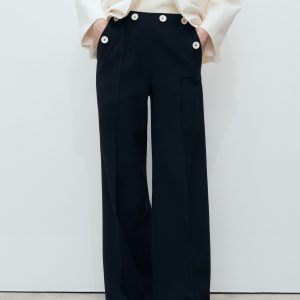 Straight-fit pants with contrasting buttons