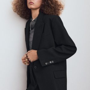Suit blazer with flap pockets